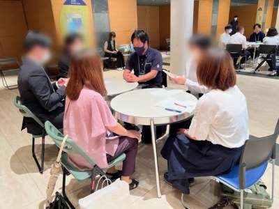 学生が若手社員と働くことや就活について対話している様子4