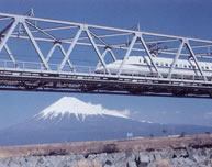 新幹線と線路から望む富士山の写真