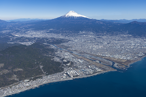 （写真）富士川河口と富士山を空から撮影