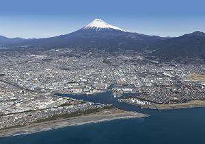（写真）田子の浦港と富士山を空から撮影