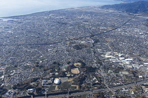 （写真）富士山方面から駿河湾へ向かった富士市街(富士川河口を含む）を空から撮影
