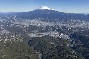 （写真）旧富士川町松野地区と富士山を空から撮影