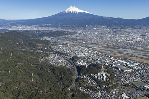（写真）旧富士川町富士川地区と富士山を空から撮影