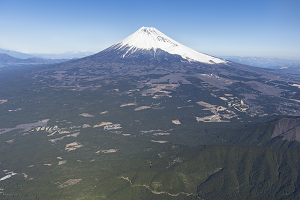 （写真）富士山こどもの国・富士市森林墓園と富士山を空から撮影