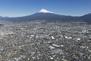 （写真）国道1号バイパス方面より新幹線新富士駅・ふじさんめっせと富士山を空から撮影