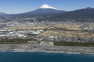 （写真）富士マリンプールと富士山を空から撮影