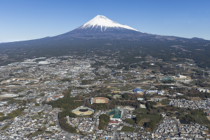 （写真）富士総合運動公園と富士山を空から撮影