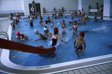 （写真）子どもたちでにぎわう温水プール