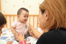 （写真）ふじ子育てほっとステーションに備え付けられたベビーベッド