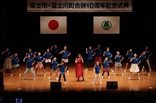 （写真）結花乃さんの歌に合わせてダンス披露