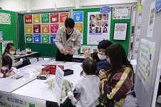 （写真）SDGs缶バッジをつくろう