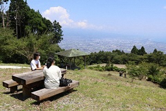 （写真）市街地を望む