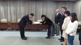 （写真）提案書の提出の様子2