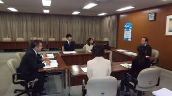 （写真）提案書の提出の様子1