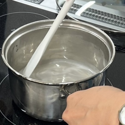 鍋に入れた水・粉寒天を混ぜている画像