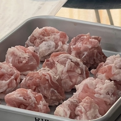 豚こま切れ肉を丸めた様子