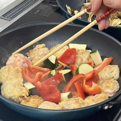豚肉と野菜を揚げ焼きしている画像