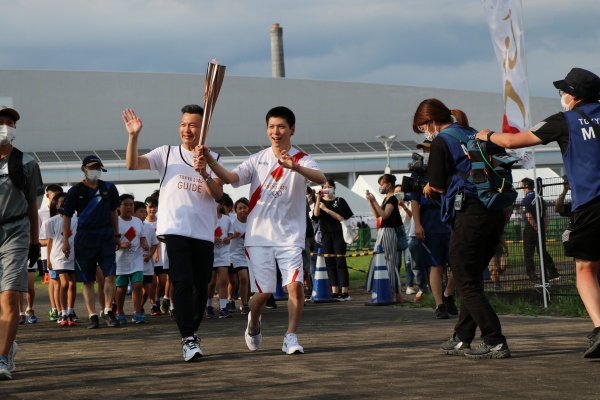 （写真）東京2020オリンピック聖火リレー　第1走者の望月丈瑠さん（右）
