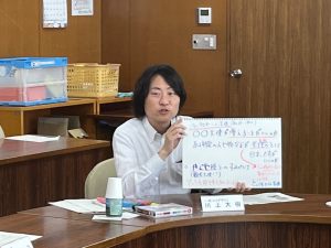 （写真）川上委員