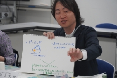 （写真）川上委員