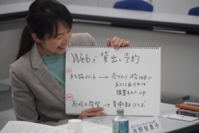 （写真）佐野委員