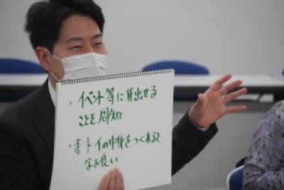 （写真）小林委員