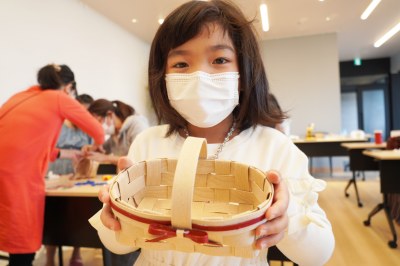 紙バンドでかごづくり講座の様子（2）