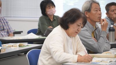 （写真）真剣に話を聞く参加者の様子