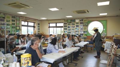 （写真）熱心に話に聞き入る参加者たち