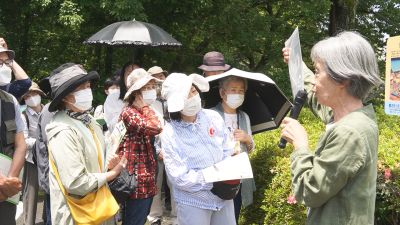 （写真）熱心に話を聞く参加者たち