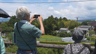 （写真）写真を撮る参加者