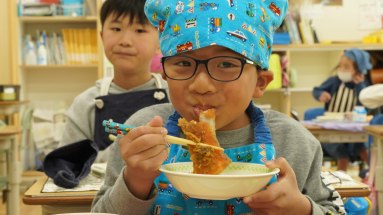給食を食べる児童の様子1