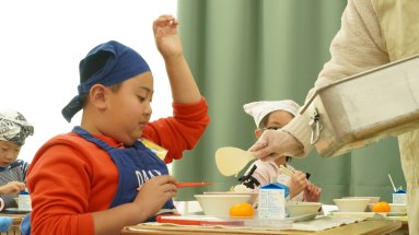 給食を食べる児童の様子3