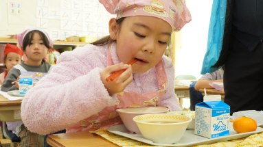 給食を食べる児童の様子2
