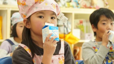 給食を食べる児童の様子4