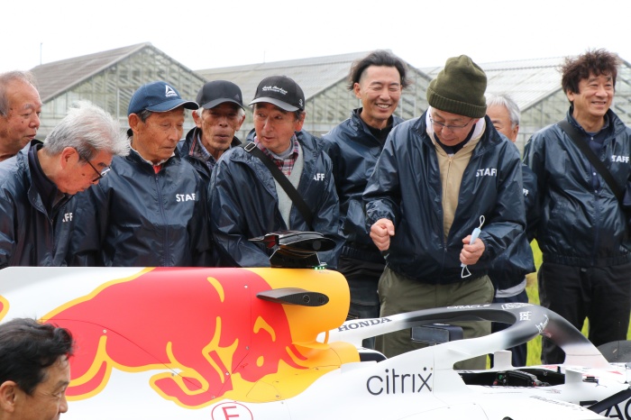 （写真）撮影終了後、F1車両を見せてもらっている様子