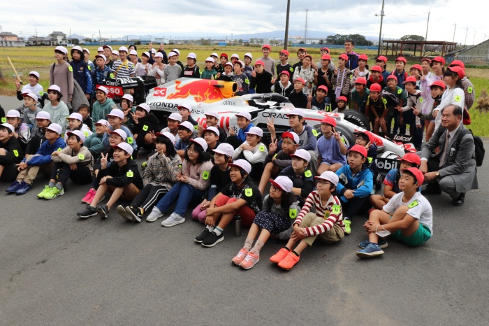 （写真）F1を囲んだ児童の集合写真