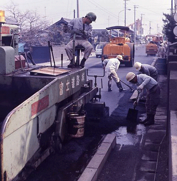 （写真）道路の工事でアスファルト舗装をする様子