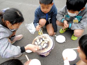 七輪を囲む人々