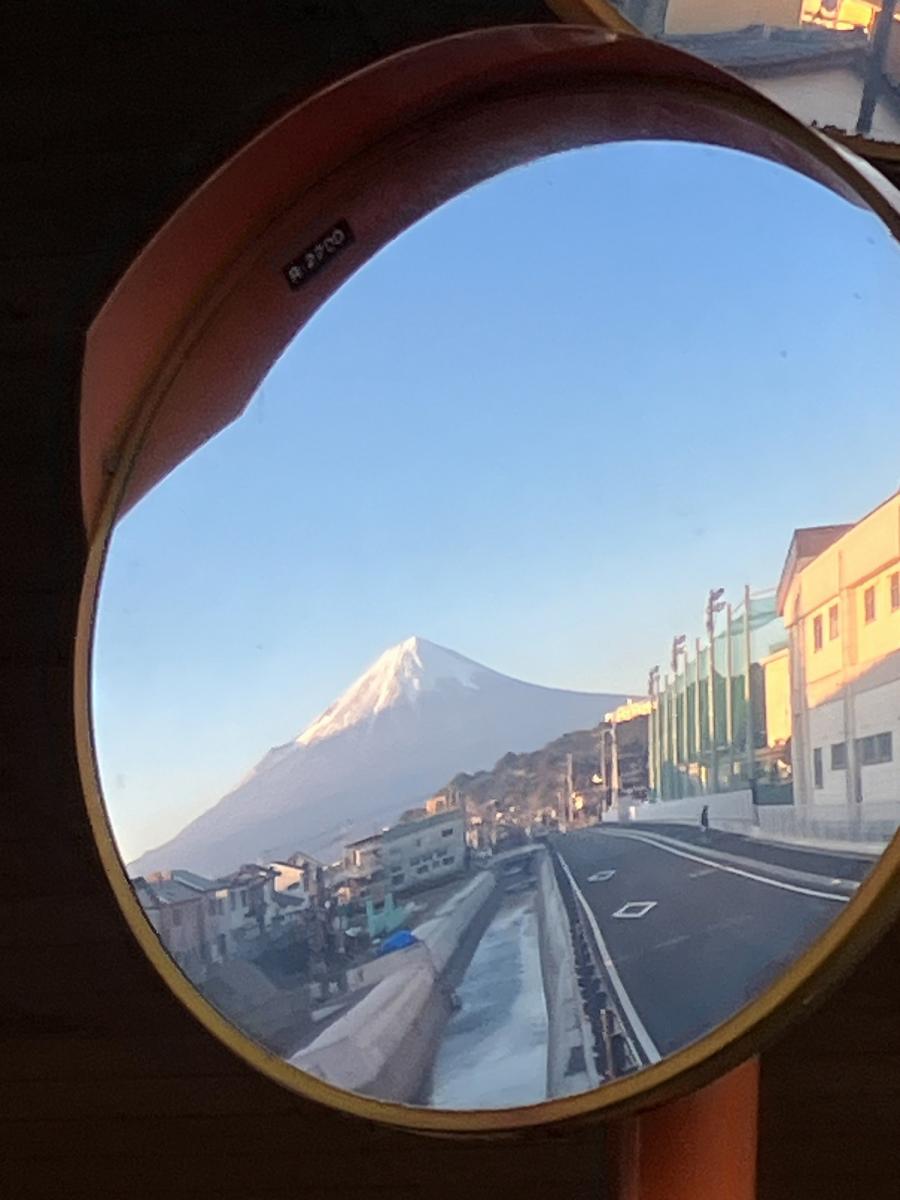 こんな所に、雪の富士！