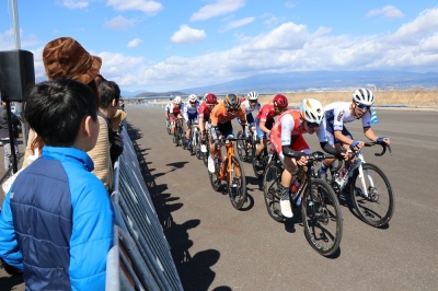（画像）サイクルロードレースで観客の目の前を駆け抜ける選手たちの様子