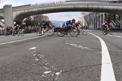 （画像）車体を斜めに倒して次々と折り返していく選手たち