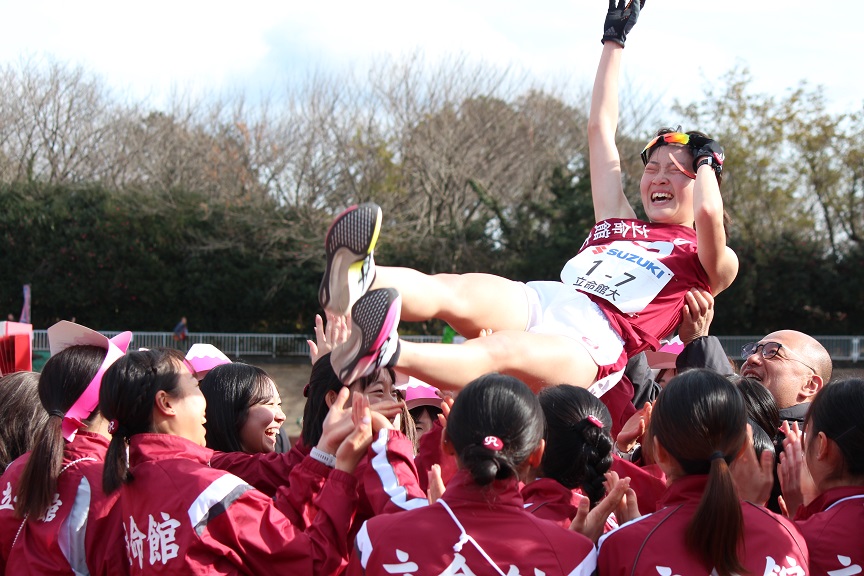 2024富士山女子駅伝_喜ぶ立命館