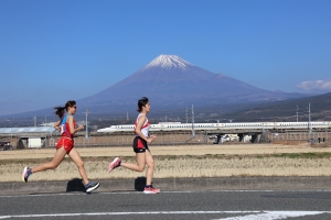 （写真）富士山を横目に走る選手