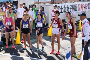 （写真）チームメイトの到着を待つ第3走者