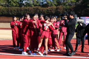 （写真）優勝チームの歓喜