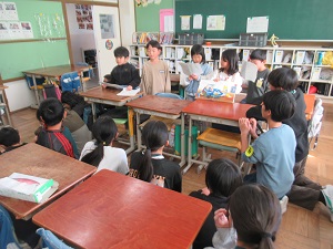 なかよしタイム（ペア読書）の様子2