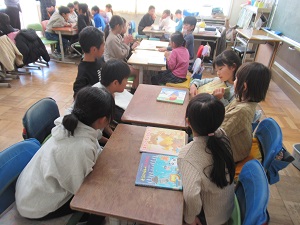 なかよしタイム（ペア読書）の様子4