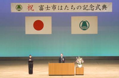 市長が挨拶をする写真