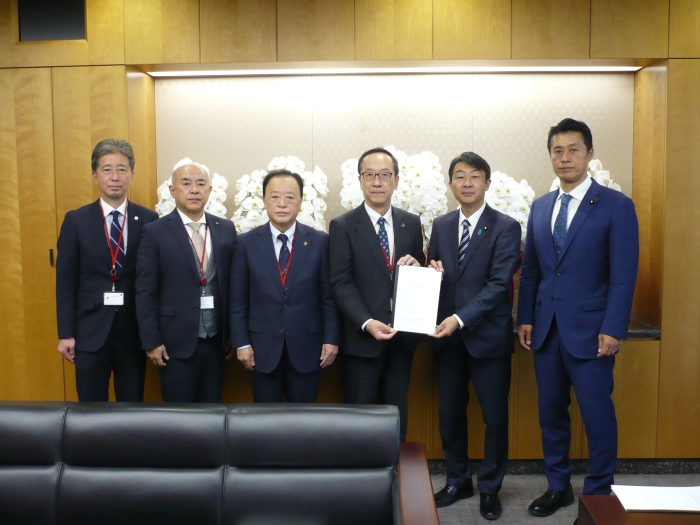 古川総務大臣政務官に対して要望書を手交する4市町の首長等